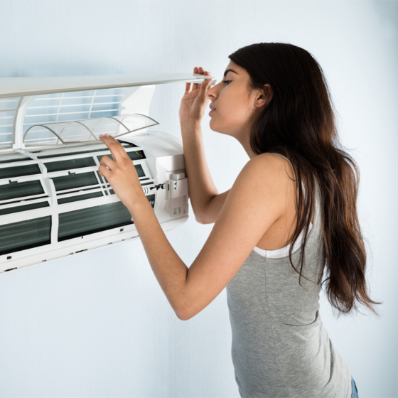Qual o melhor jeito de limpar o ar condicionado?